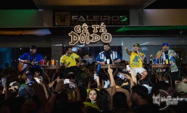 SELEÇÃO ‘CÊ TÁ DOIDO’ ENTRA EM POSTO PARA NOVO DVD EM CLIMA DE COPA DO MUNDO