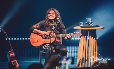 Luiz Caldas celebra os 40 anos do Axé Music em apresentação intimista no Sesc Rio Preto 