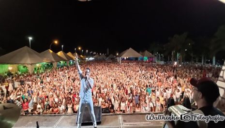 Festa de Réveillon reúne mais de 15 mil pessoas e arrecada 20 toneladas de alimentos