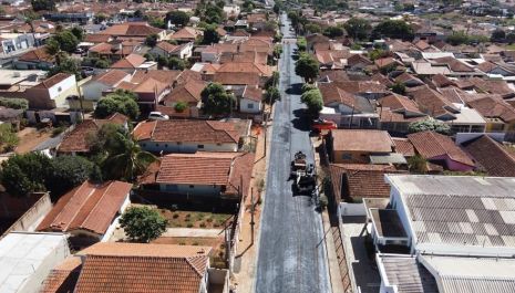 Ruas da CDHU III e Santa Ifigênia recebem nova pavimentação asfáltica