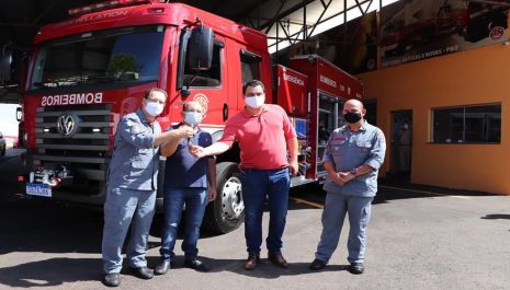 Corpo de Bombeiros de Olímpia recebe novo caminhão para salvamento e combate a incêndios