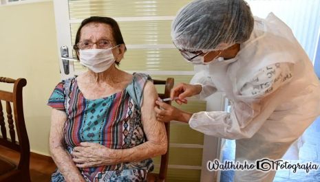 Idosos acima de 90 anos e cuidadores começam a ser vacinados