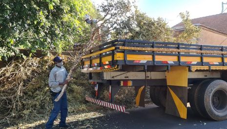 Limpeza urbana em Olímpia é intensificada com nova equipe de trabalho