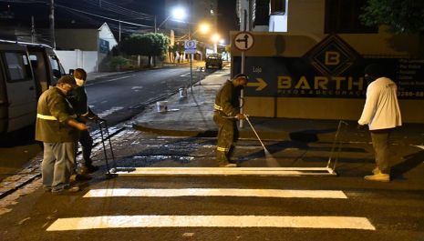 Ruas e avenidas de diversos bairros de Olímpia recebem melhorias de sinalização de solo