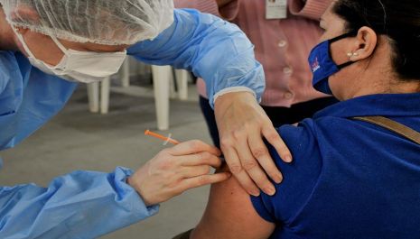 Saúde inicia vacinação de pessoas com 33 anos nesta quarta (21) e orienta sobre segunda dose de Coronavac