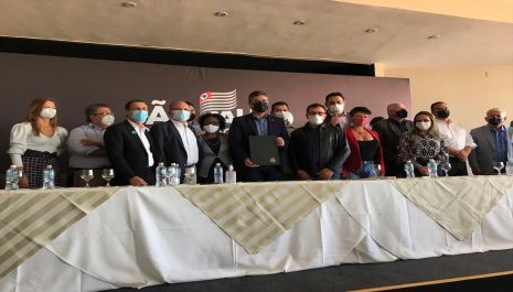 Prefeito Fernando Cunha assina convênios para implantação da Casa da Juventude e Programa Rotas Rurais