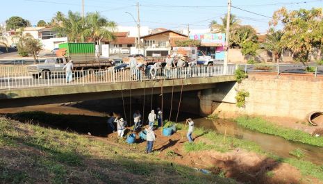 Córrego Olhos D’Água recebe operação de limpeza