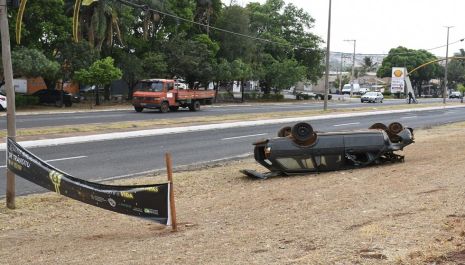 Veículos acidentados e conscientização nas ruas marcam a Semana do Trânsito em Olímpia