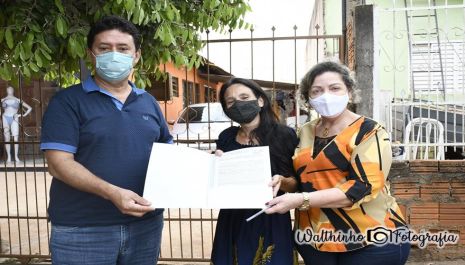 Prefeitura entrega escrituras para moradores do Programa Morar Melhor