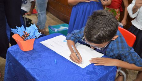 Alunos da rede municipal lançam livros autorais em noite de autógrafos do projeto de incentivo à leitura
