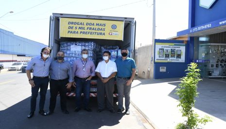 Fundo Social recebe doação de 5 mil fraldas geriátricas de nova rede de farmácia inaugurada em Olímpia