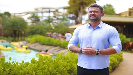 O gigante do turismo  O Grupo Ferrasa, que detém o parque aquático Hot Beach e quatro resorts em Olímpia, completa 41 anos 