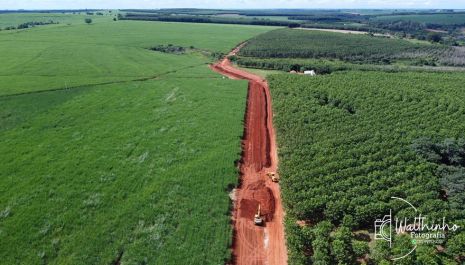 Estrada rural do Campo Alegre recebe melhorias do Programa Melhor Caminho