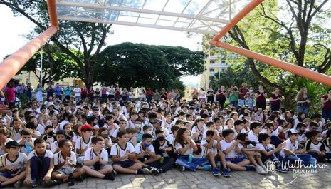 Professores da rede municipal encenam peças teatrais no Coreto para celebrar Dia do Livro