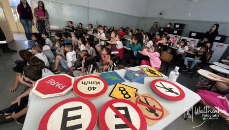 Alunos da rede municipal recebem orientações sobre trânsito em Campanha do Maio Amarelo em Olímpia