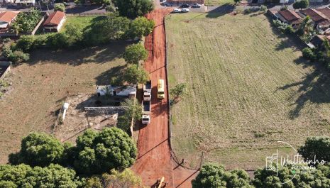 Pavimentação de ruas de terra contemplam o distrito de Ribeiro dos Santos e vias da cidade