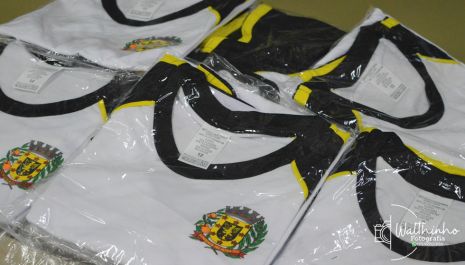 Impasses na compra dos uniformes escolares gera atraso na entrega para alunos da rede municipal de Olímpia