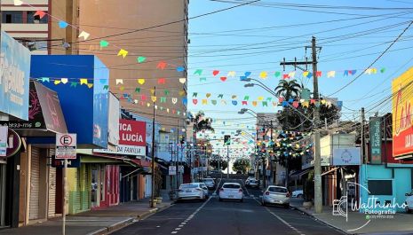 Ruas do centro de Olímpia recebem decoração temática junina e folclórica para movimentar o comércio