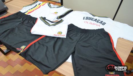 Alunos da rede municipal recebem kits de uniformes com camisetas, bermudas e regata