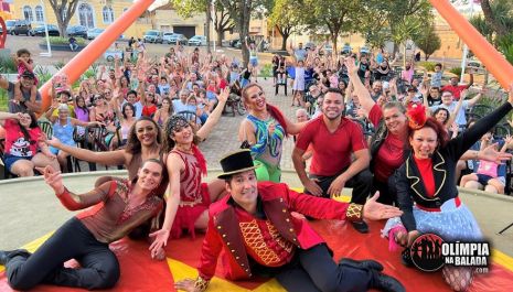 Mundo mágico do Circo fez a alegria de crianças e famílias no Coreto da Praça no último sábado