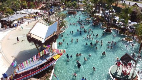 Pai com o filho entra de graça no parque aquático Hot Beach dia 14