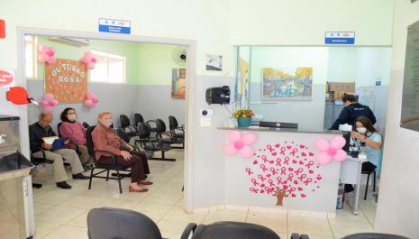 Unidades de Saúde orientam moradoras sobre prevenção ao câncer de mama durante o Outubro Rosa