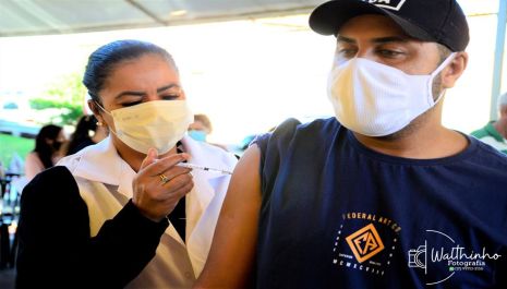 Saúde reforça públicos de vacinação contra a Covid e aplica a 5ª dose para imunossuprimidos