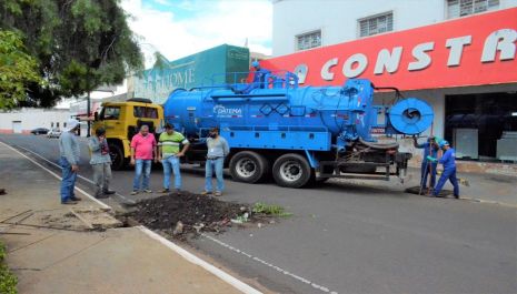 Limpeza de bueiros e galerias pluviais é intensificada para melhorar o escoamento de água