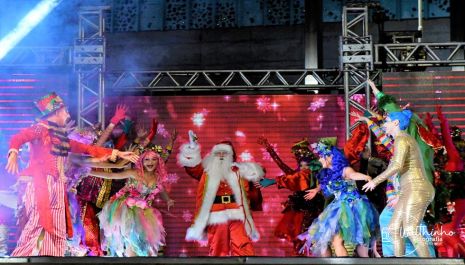 Abertura do Natal Encantado com chegada do Papai Noel e decoração natalina reúne centenas de famílias