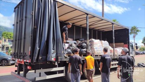 Alimentos arrecadados no show do aniversário de Olímpia são entregues em São Sebastião para famílias atingidas pelas chuvas