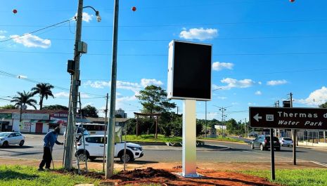 Relógios urbanos digitais com informações de utilidade pública começam a ser instalados em diferentes pontos de Olímpia