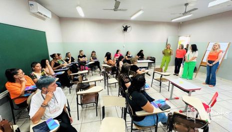 Professores recebem formação para uso do novo material didático da rede municipal