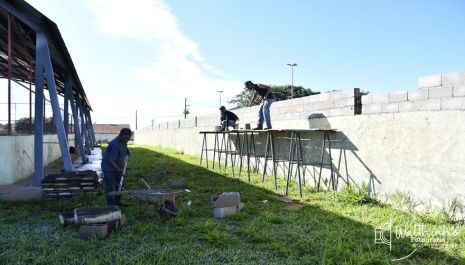 Prefeitura amplia segurança em escolas com “Botões de Pânico”, aumento de muros e instalação de concertinas