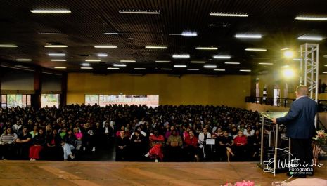 Palestra de Leo Fraiman marca início do replanejamento escolar para o segundo semestre letivo em Olímpia