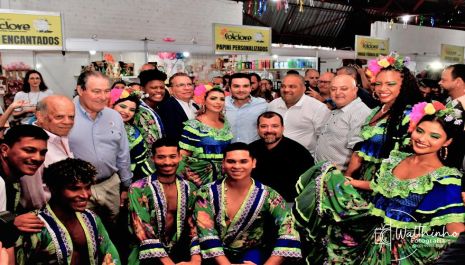 Ministro do Turismo Celso Sabino visita o Festival do Folclore de Olímpia