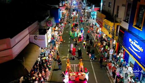 Primeira Parada de Natal atrai milhares de famílias para o comércio