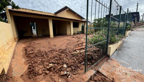 Equipes da Prefeitura atuam na limpeza de ruas e avenidas e no atendimento aos moradores após forte chuva em Olímpia