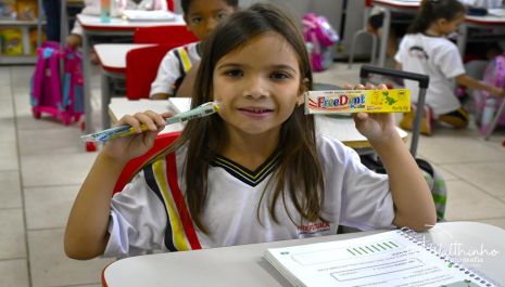 Entrega de kits de higiene oral para alunos da rede municipal reforça cuidados e prevenção no Dia Mundial da Saúde Bucal