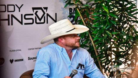 “Vai ser uma atmosfera incrível cantar nesse estádio lotado”, diz Cody Johnson Estrela da música country norte-americana se apresenta pela p