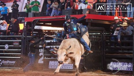 Domingo da Festa do Peão tem final da PBR Brazil, shows de Matheus & Kauan e Edson & Hudson e concurso da Queima do Alho