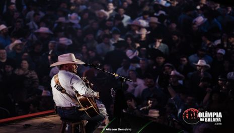 Cody Johnson faz show arrebatador na arena da Festa do Peão de Barretos