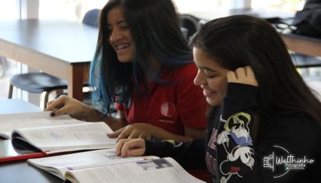 Câmara dos Deputados aprova PL que proíbe celulares em sala de aula, enquanto isso, escolas adotam medidas para reduzir uso excessivo entre 