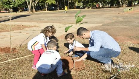 Meio Ambiente reforça arborização urbana com plantio de 450 mudas