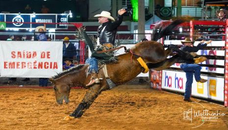 5º Rodeio Pela Vida começa com casa cheia e disputas acirradas na arena