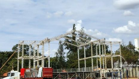 Estrutura da Feijoada Samaúma já está sendo montada no Parque do Peão