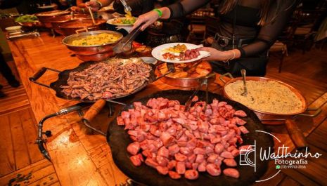 Buffet assinado por Danilo Borges, open bar, lounges corporativos e vista privilegiada garantem sofisticação e conforto ao público