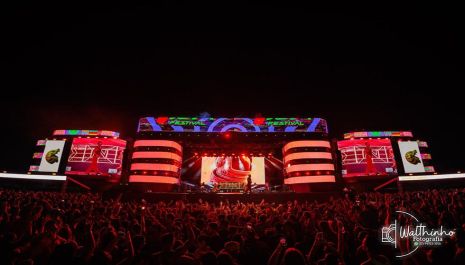 Primeira noite do Oba Festival reúne recinto lotado, clima neon e maratona de shows em Votuporanga