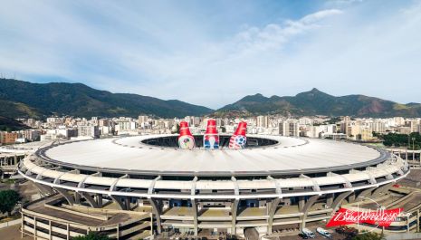  Budweiser entra para o GUINNESS WORLD RECORDS™ com ação que transformou Maracanã em balde de cerveja gigante  Ação com balões de 36 metros 