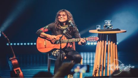 Luiz Caldas celebra os 40 anos do Axé Music em apresentação intimista no Sesc Rio Preto 