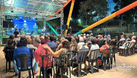Tributo a João Gilberto reúne moradores e turistas em mais uma edição do ‘Cultura no Coreto’